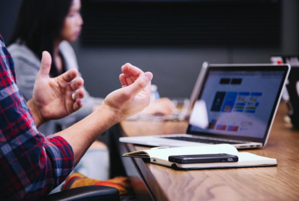 2 people working in an office having an discussion