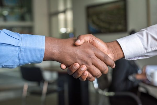 building customer relationship handshake